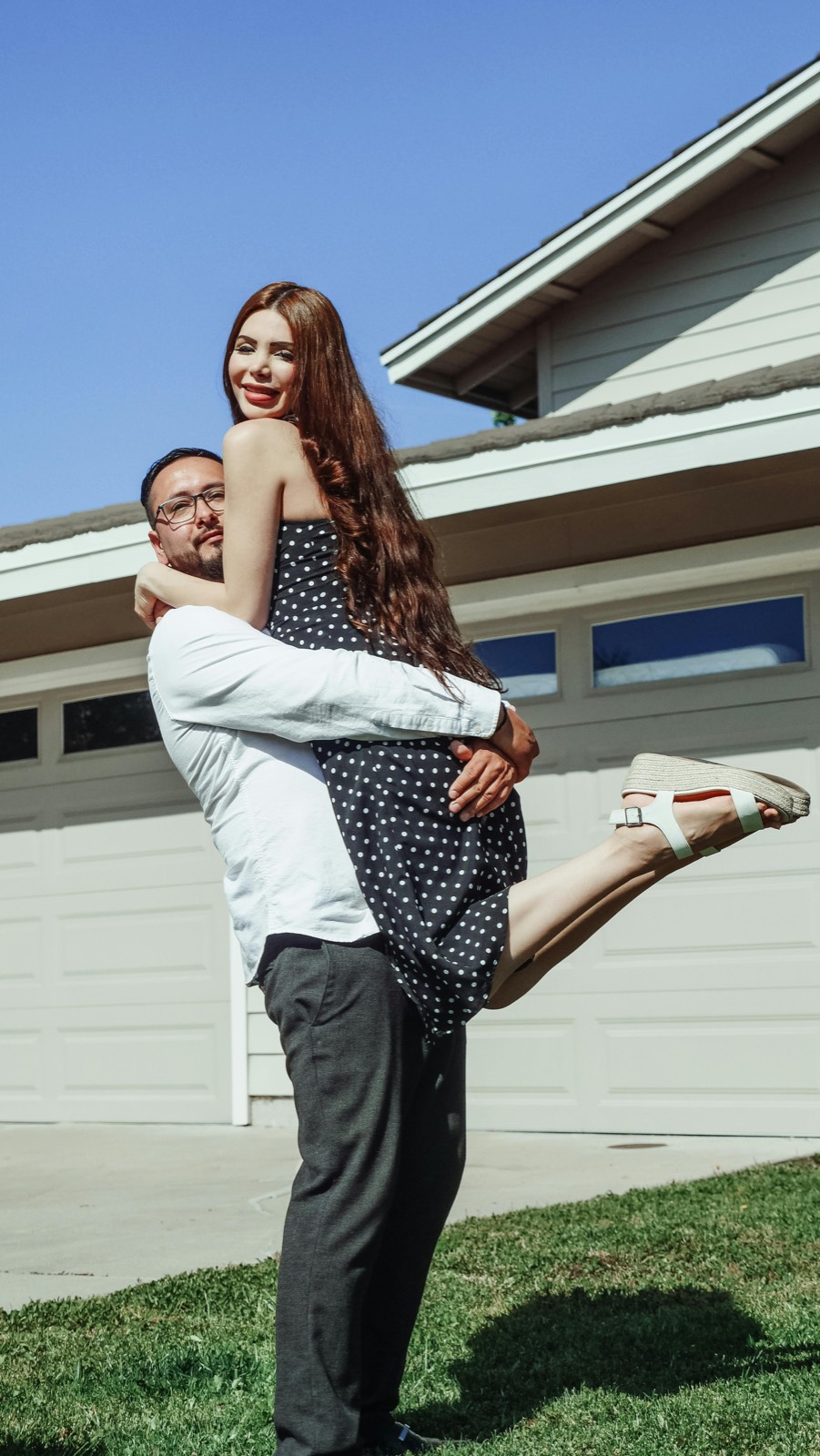 Klienti jednají s makléřem o budoucí kupní smlouvě